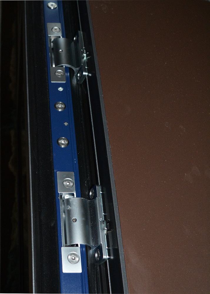 Входная алюминиевая дверь серии ThermoSafe, мотив 585